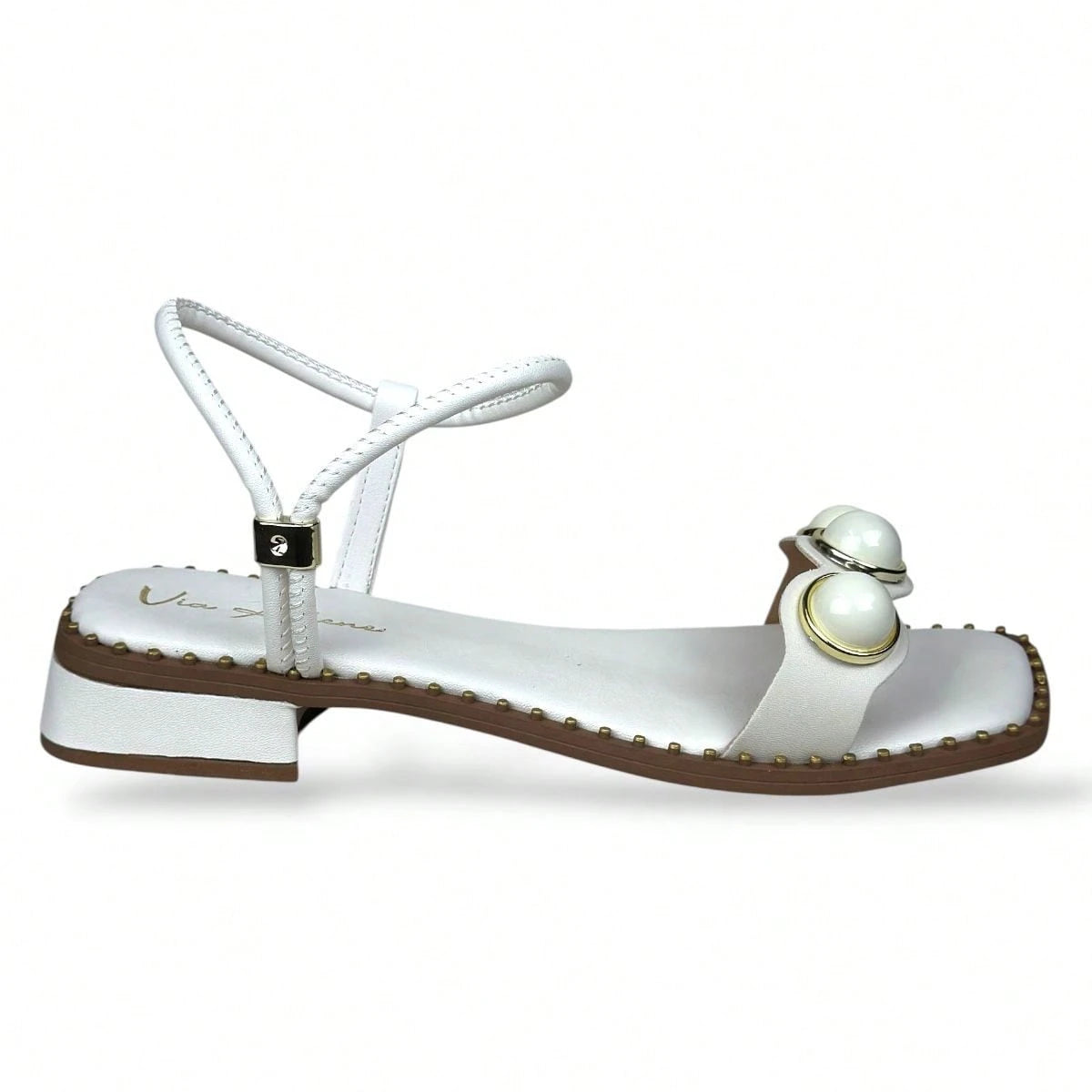 Sandália Rasteira Salto Bloco Baixo com Tira Regulável e Detalhes em Esfera Pedraria Branca