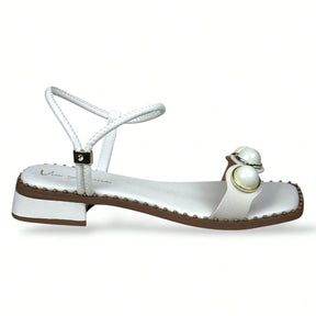 Sandália Rasteira Salto Bloco Baixo com Tira Regulável e Detalhes em Esfera Pedraria Branca