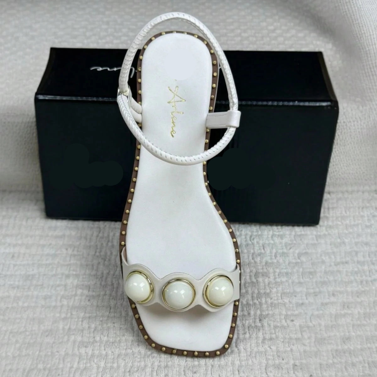 Sandália Rasteira Salto Bloco Baixo com Tira Regulável e Detalhes em Esfera Pedraria Branca