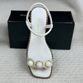 Sandália Rasteira Salto Bloco Baixo com Tira Regulável e Detalhes em Esfera Pedraria Branca