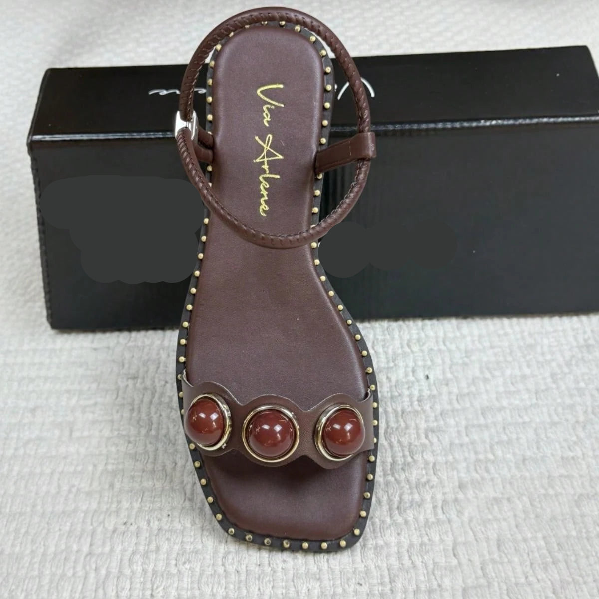 Sandália Rasteira Salto Bloco Baixo com Tira Regulável e Detalhes em Esfera Pedraria Marrom