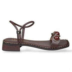 Sandália Rasteira Salto Bloco Baixo com Tira Regulável e Detalhes em Esfera Pedraria Marrom