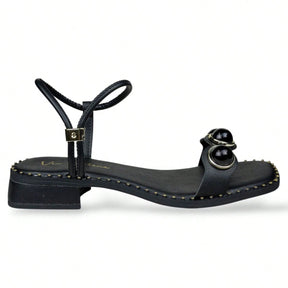 Sandália Rasteira Salto Bloco Baixo com Tira Regulável e Detalhes em Esfera Pedraria Preta