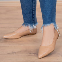 Sapatilha Feminina Bico Fino Textura Croco Confortável Bege