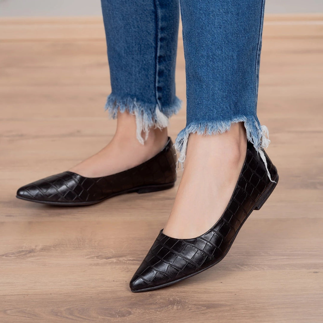 Sapatilha Feminina Bico Fino Textura Croco Confortável Preta