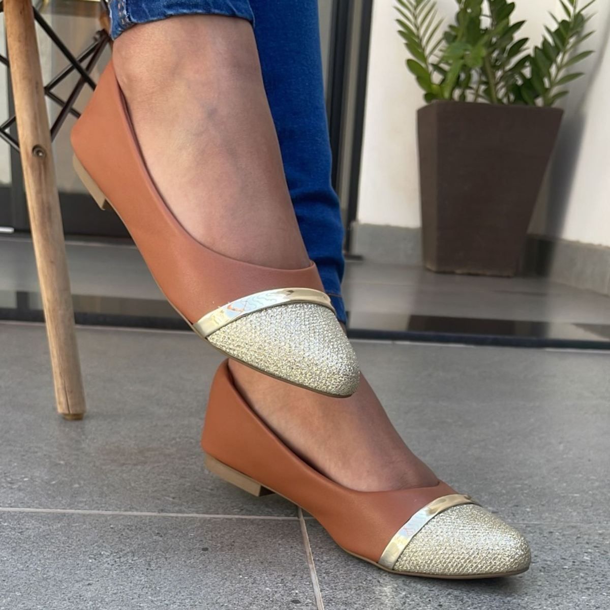 Sapatilha Feminina Bico Fino com Detalhes em Brilho Dourado Caramelo