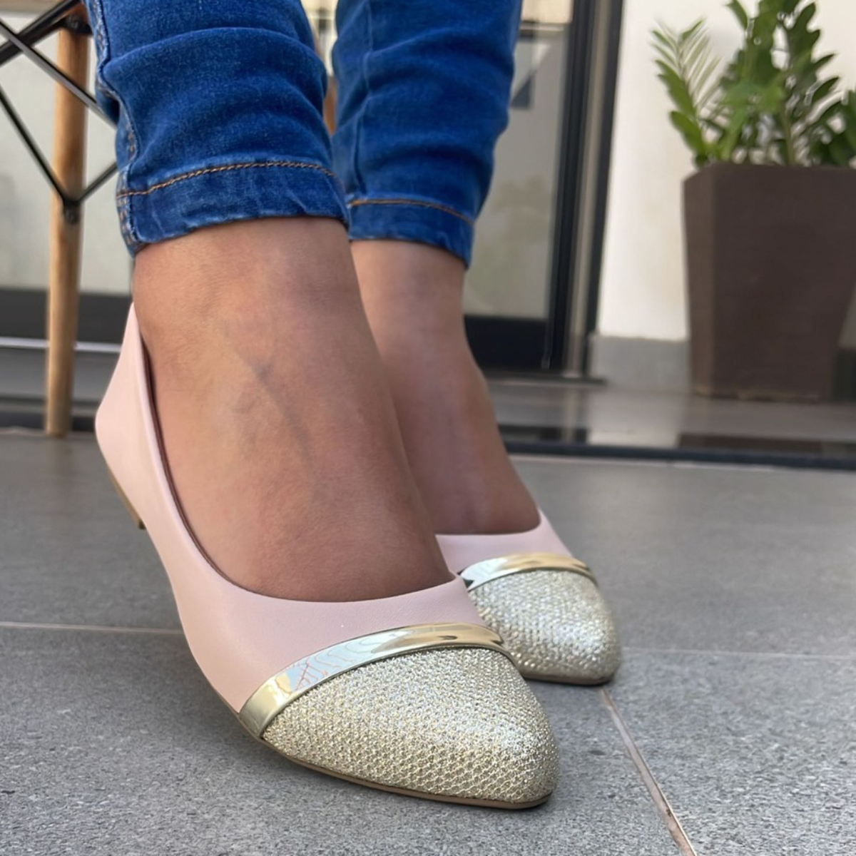 Sapatilha Feminina Bico Fino com Detalhes em Brilho Dourado Rosê