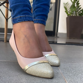 Sapatilha Feminina Bico Fino com Detalhes em Brilho Dourado Rosê