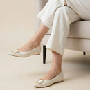 Sapatilha Feminina Bico Fino e Fivela Decorativa Branca