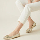 Sapatilha Feminina Bico Fino e Fivela Decorativa Dourada