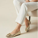 Sapatilha Feminina Bico Fino e Fivela Decorativa Dourada