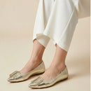 Sapatilha Feminina Bico Fino e Fivela Decorativa Dourada