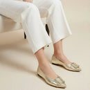 Sapatilha Feminina Bico Fino e Fivela Decorativa Dourada