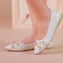 Sapatilha Feminina Bico Quadrado e Detalhes em Bolinha Off White