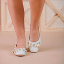 Sapatilha Feminina Bico Quadrado e Detalhes em Bolinha Off White