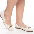 Sapatilha Feminina Bico Redondo Clássica com Corrente Off White