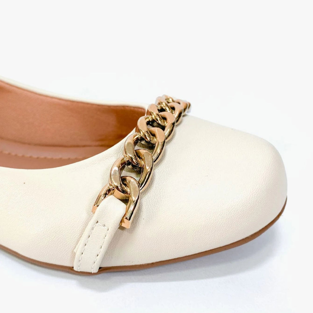Sapatilha Feminina Bico Redondo Clássica com Corrente Off White