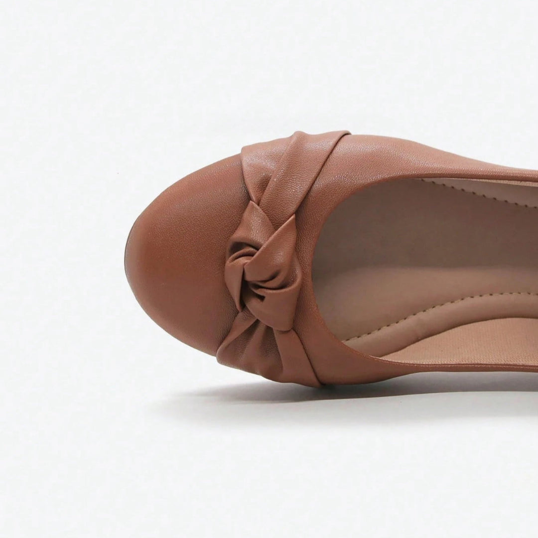 Sapatilha Feminina  Clássica Minimalista com Detalhe em Nó Caramelo