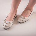 Sapatilha Feminina Mary Jane Bico Quadrado com Esferas Douradas Off White