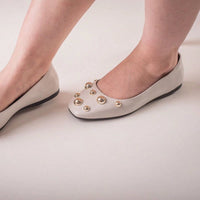 Sapatilha Feminina Mary Jane Bico Quadrado com Esferas Douradas Off White