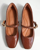 Sapatilha Feminina Mary Jane Texturizada com Fivela Oval Marrom