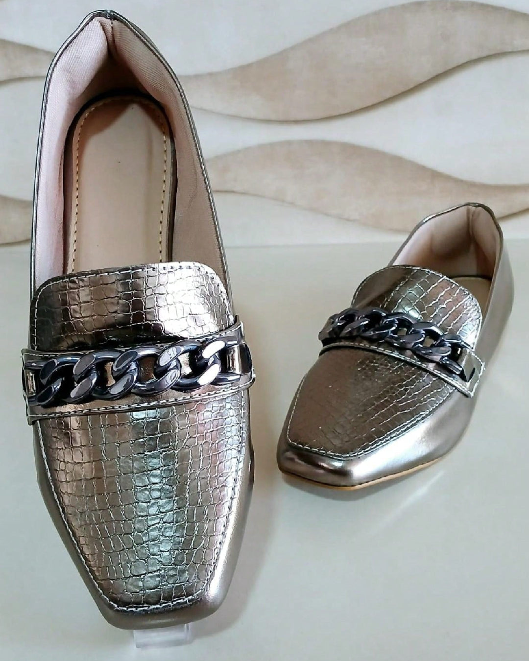 Sapatilha Feminina Mocassim Bico Quadrado Textura Croco com Enfeite Corrente