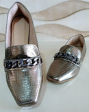 Sapatilha Feminina Mocassim Bico Quadrado Textura Croco com Enfeite Corrente