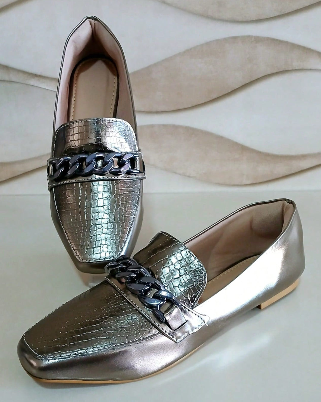 Sapatilha Feminina Mocassim Bico Quadrado Textura Croco com Enfeite Corrente
