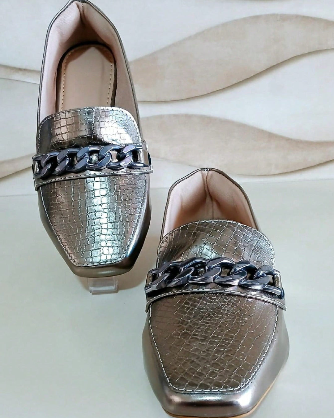 Sapatilha Feminina Mocassim Bico Quadrado Textura Croco com Enfeite Corrente