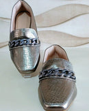 Sapatilha Feminina Mocassim Bico Quadrado Textura Croco com Enfeite Corrente