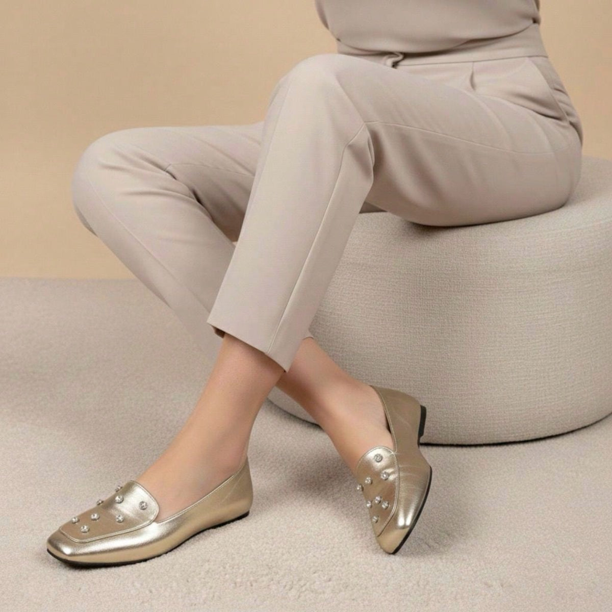 Sapatilha Feminina Mocassim Bico Quadrado com Brilho Ponto de Luz Dourada