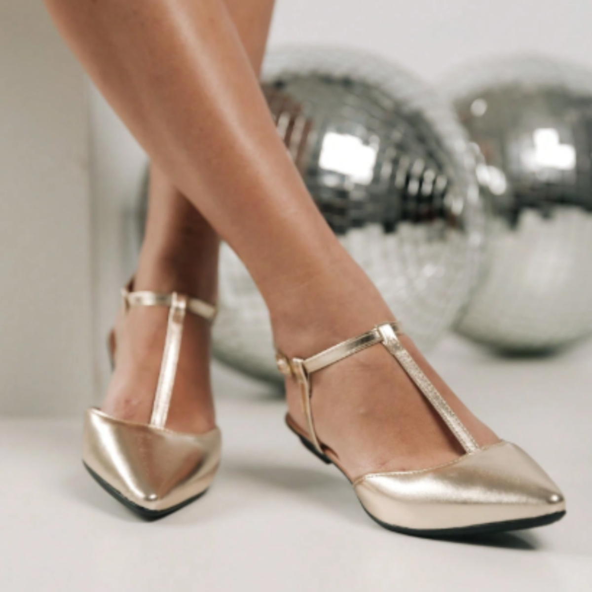 Sapatilha Feminina Salomé Bico Fino com Fivela Dourada