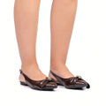 Sapatilha Feminina Slingback Bico Fino com Enfeite Laço e Aplique Metalizado Marrom