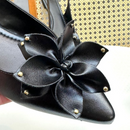Sapatilha Feminina Slingback Preta Com Detalhe de Flor e Spikes Dourados