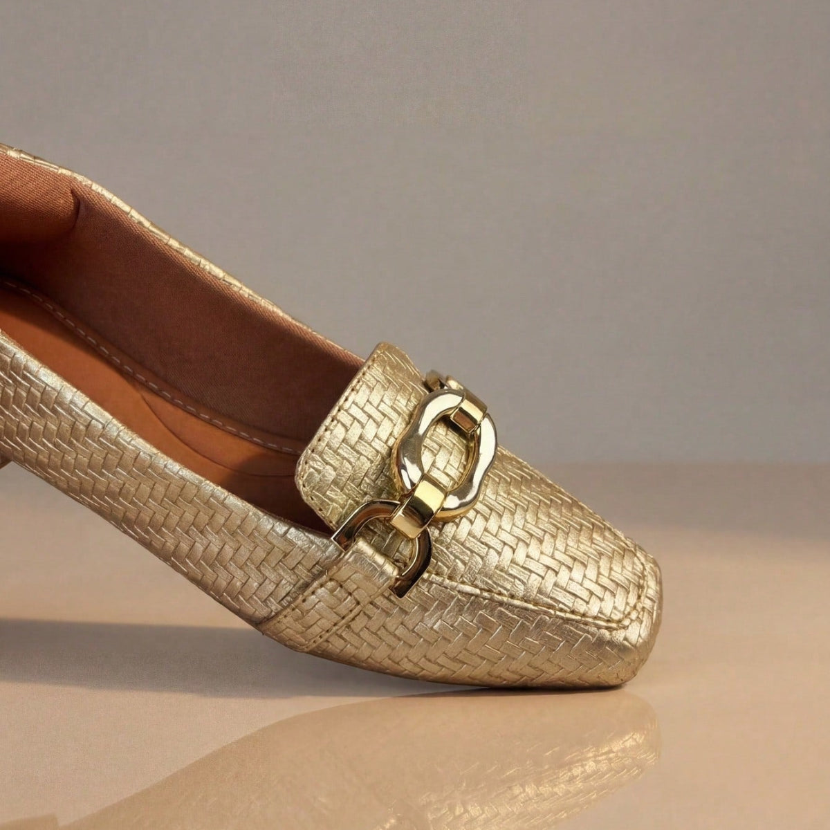 Sapatilha Mocassim Feminina Tressê | Dourado com Enfeite Retangular