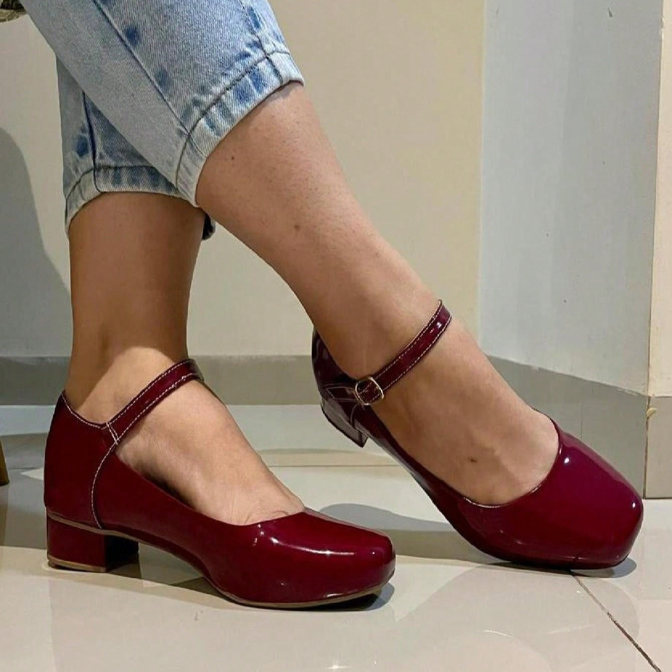 Sapato Feminino Boneca Marsala com Salto Baixo – Elegante, Clássico e Confortável