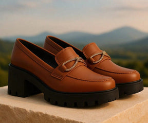 Sapato Mocassim Salto Bloco Tratorado com Detalhe Brilhante Caramelo