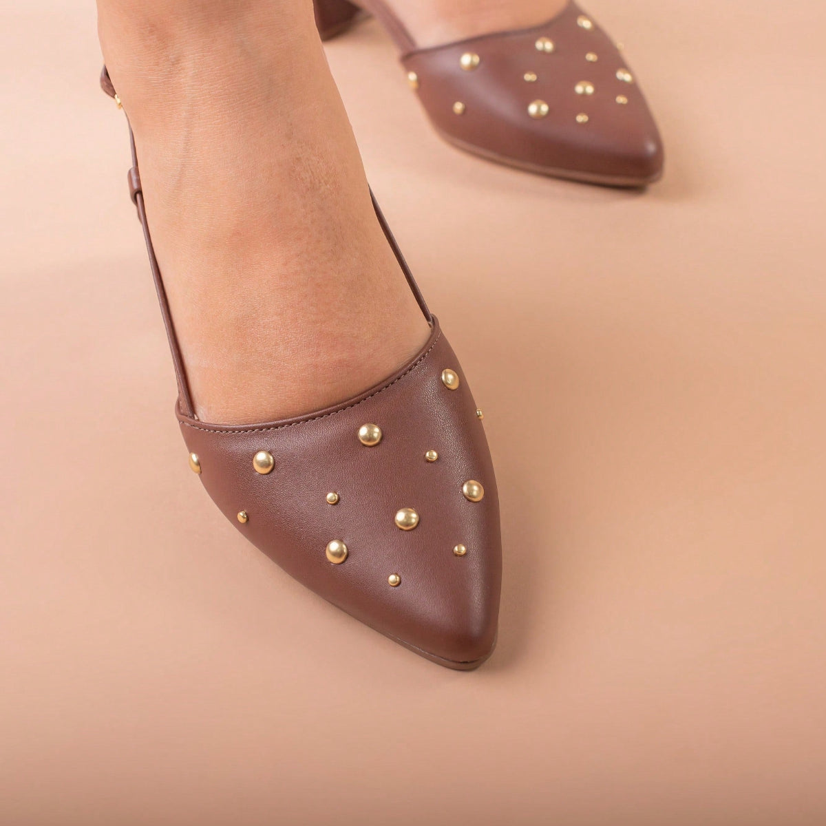 Scapin Feminino Slingback  Bico Fino Salto Bloco Baixo Confortável e Aplicações Marrom