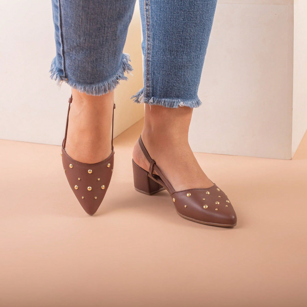 Scapin Feminino Slingback  Bico Fino Salto Bloco Baixo Confortável e Aplicações Marrom