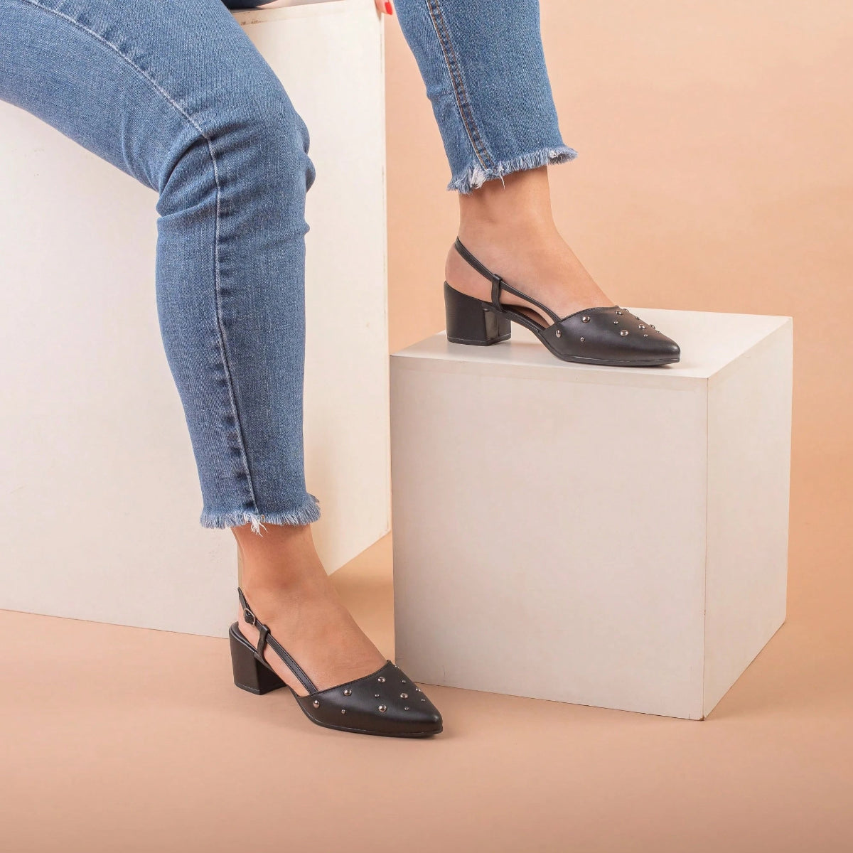 Scapin Feminino Slingback  Bico Fino Salto Bloco Baixo Confortável e Aplicações Preto