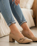 Scarpin Feminino Bico Fino Salto Bloco Baixo Duas Fivelas Bege 