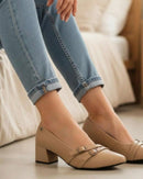 Scarpin Feminino Bico Fino Salto Bloco Baixo Duas Fivelas Bege 