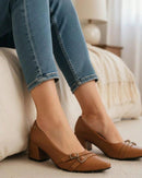 Scarpin Feminino Bico Fino Salto Bloco Baixo Duas Fivelas Caramelo