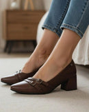 Scarpin Feminino Bico Fino Salto Bloco Baixo Duas Fivelas Marrom