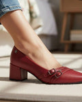 Scarpin Feminino Bico Fino Salto Bloco Baixo Duas Fivelas Marsala