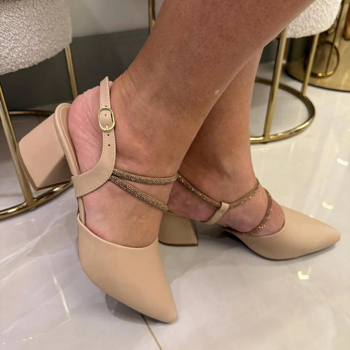 Scarpin Feminino Bico Fino Salto Bloco e Fechamento em fivela com Tira em Strass Bege