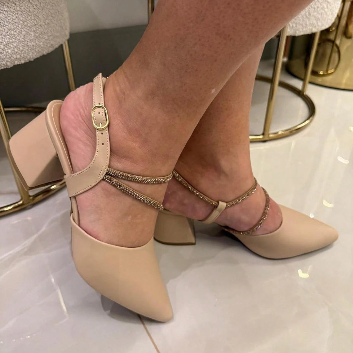Scarpin Feminino Bico Fino Salto Bloco e Fechamento em fivela com Tira em Strass Bege
