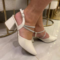 Scarpin Feminino Bico Fino Salto Bloco e Fechamento em fivela com Tira em Strass Branco