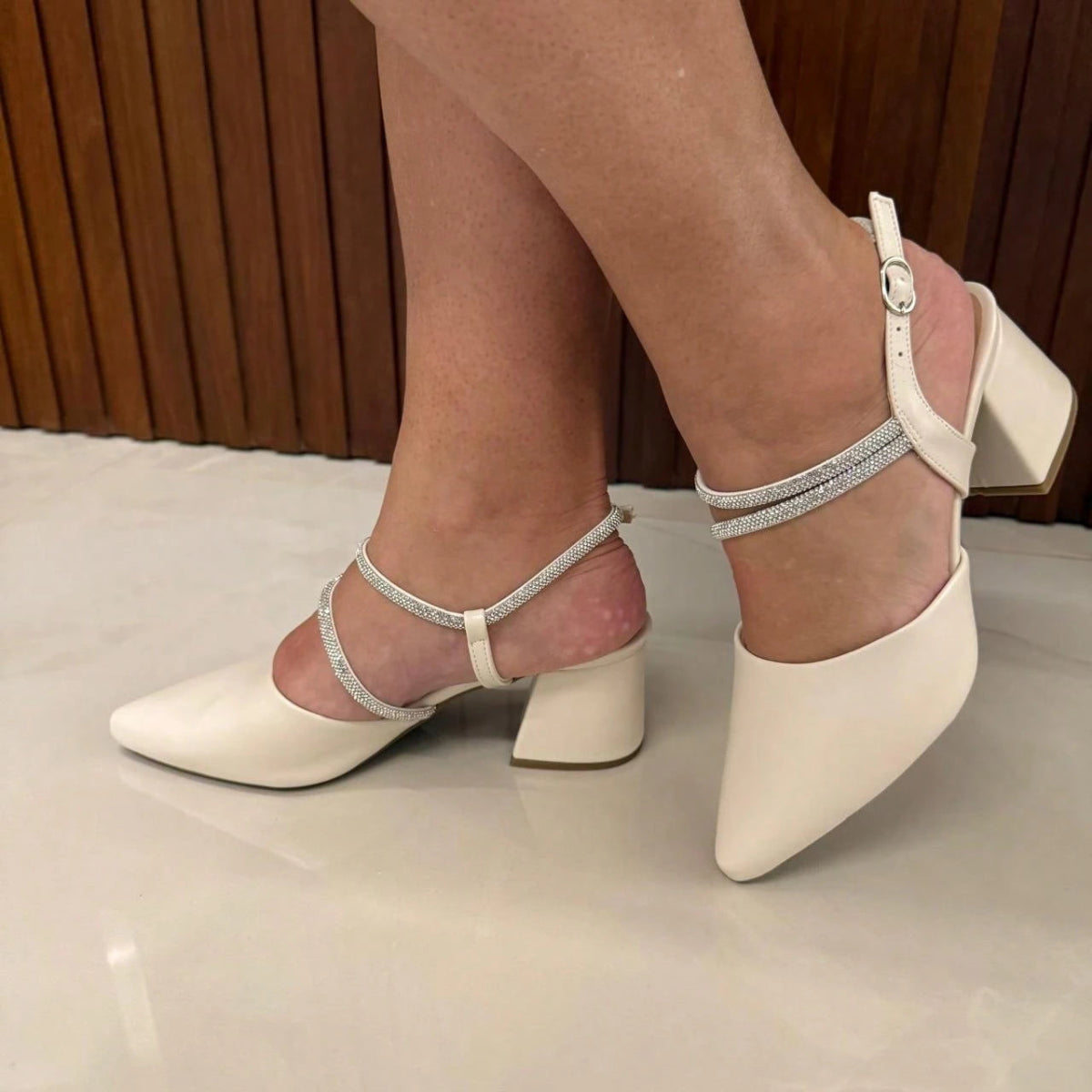 Scarpin Feminino Bico Fino Salto Bloco e Fechamento em fivela com Tira em Strass Branco