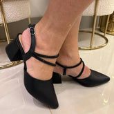 Scarpin Feminino Bico Fino Salto Bloco e Fechamento em fivela com Tira em Strass Preto